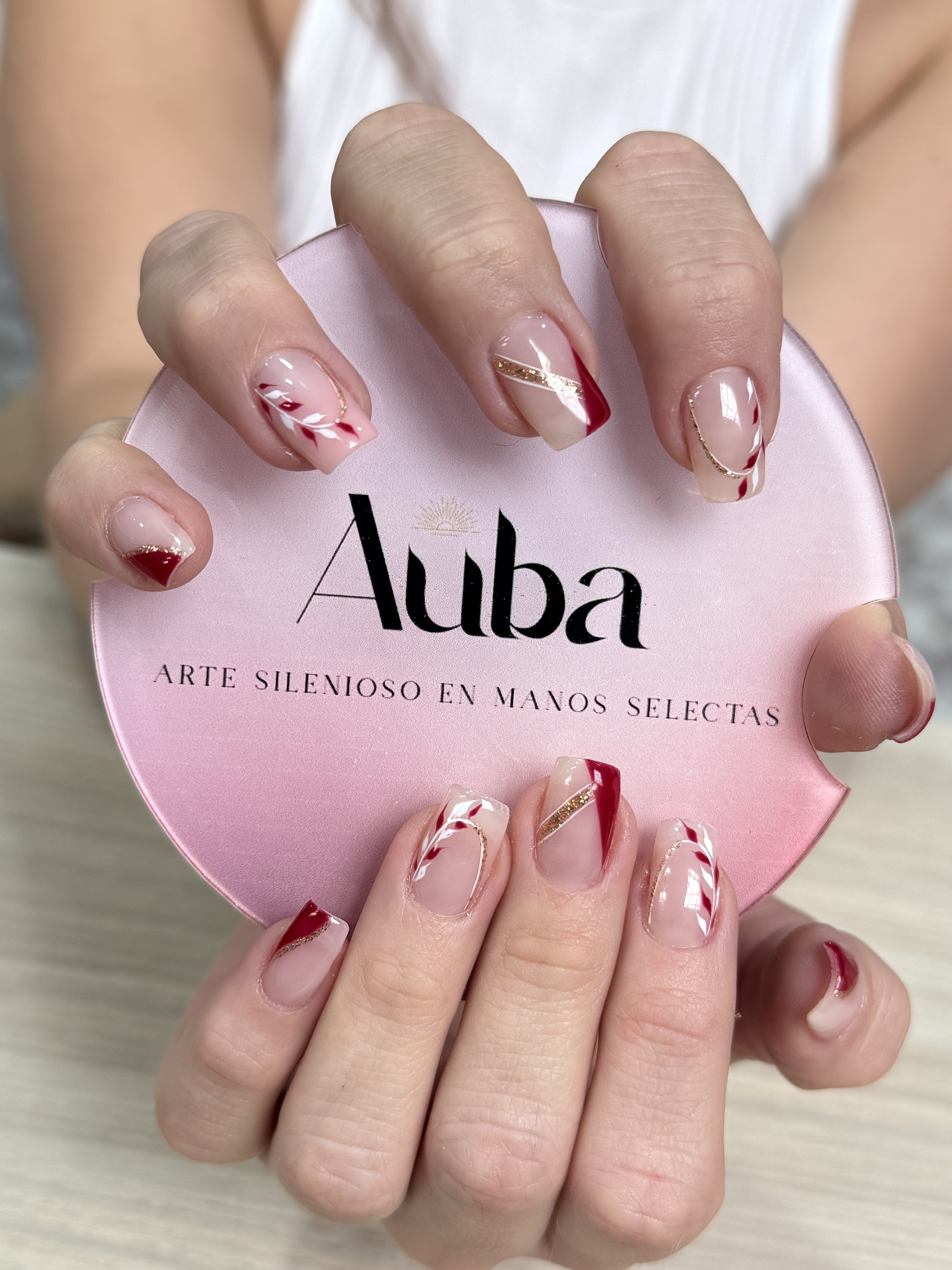 Manicura gel con diseño elegante - AUBA Beauty Studio